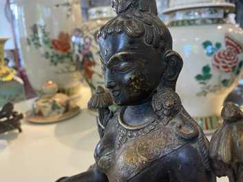 Een Sino-Tibetaanse vergulde figuur van Tara, 19e eeuw