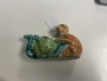 Een paar Chinese famille rose waterdruppelaars in de vorm van een aap bij een perzik, 19e eeuw