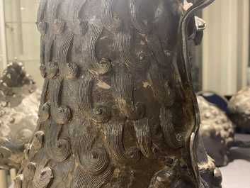 Een paar grote Chinese bronzen boeddhistische leeuwen, Ming