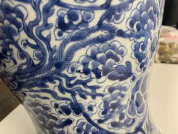 Een Chinese blauw-witte 'feniksen' vaas, Kangxi