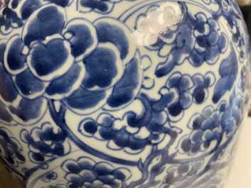 Een Chinese blauw-witte 'feniksen' vaas, Kangxi