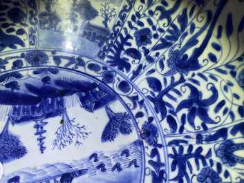 Un grand bol en porcelaine de Chine en bleu et blanc de type kraak, Wanli