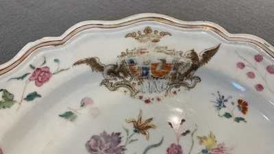 Een paar Chinese famille rose wapenborden voor de Deense markt, Qianlong