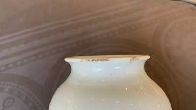 Een Chinese Dehua blanc de Chine vaas, Kangxi