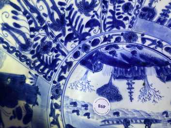 Un grand bol en porcelaine de Chine en bleu et blanc de type kraak, Wanli