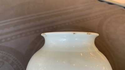 Een Chinese Dehua blanc de Chine vaas, Kangxi