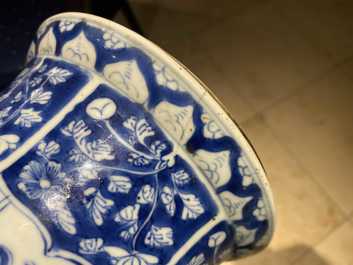Un vase de forme 'gu' en porcelaine de Chine en bleu et blanc, Kangxi