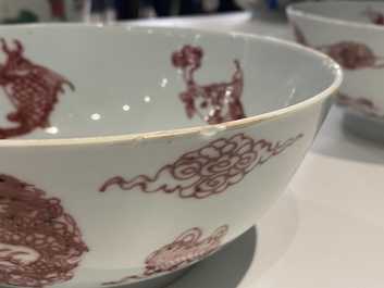 Een paar Chinese koperrode 'draken en karpers' kommen, Kangxi/Qianlong