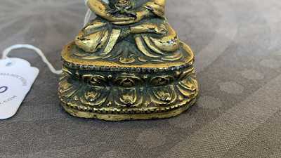 Une figure de Bouddha en bronze dor&eacute;, Sino-Tibet, Ming