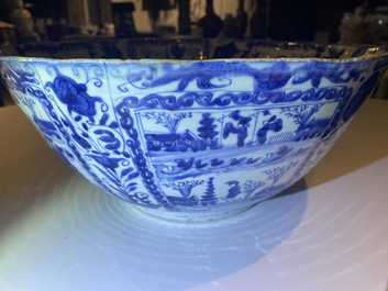 Un grand bol en porcelaine de Chine en bleu et blanc de type kraak, Wanli