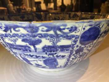 Un grand bol en porcelaine de Chine en bleu et blanc de type kraak, Wanli