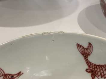 Een paar Chinese koperrode 'draken en karpers' kommen, Kangxi/Qianlong