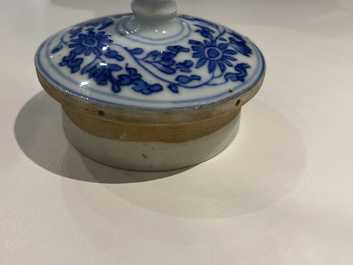 Une grande verseuse &agrave; vin couverte en porcelaine de Chine en bleu et blanc, &eacute;poque Transition