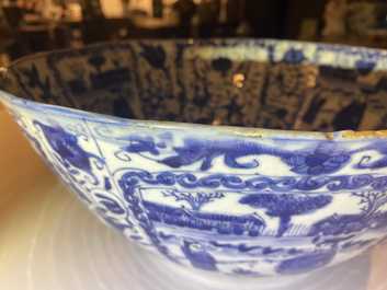 Un grand bol en porcelaine de Chine en bleu et blanc de type kraak, Wanli