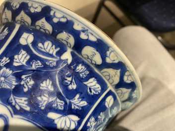 Un vase de forme 'gu' en porcelaine de Chine en bleu et blanc, Kangxi