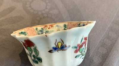 Une tasse et soucoupe de forme lob&eacute;e en porcelaine de Chine famille rose &agrave; d&eacute;cor de coqs, Yongzheng