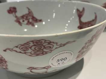 Een paar Chinese koperrode 'draken en karpers' kommen, Kangxi/Qianlong