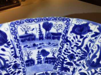 Un grand bol en porcelaine de Chine en bleu et blanc de type kraak, Wanli