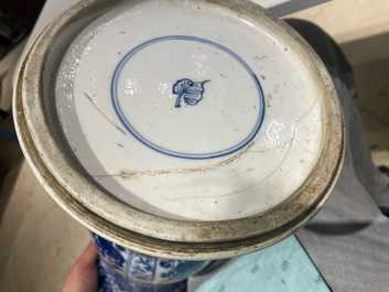 Un vase de forme 'gu' en porcelaine de Chine en bleu et blanc, Kangxi