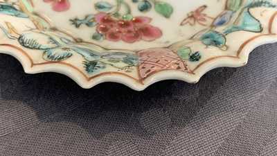 Une tasse et soucoupe de forme lob&eacute;e en porcelaine de Chine famille rose &agrave; d&eacute;cor de coqs, Yongzheng