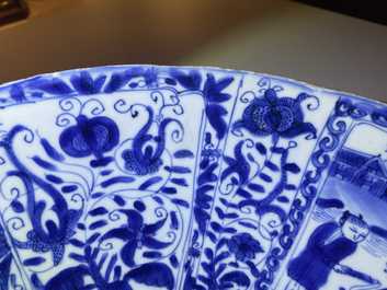 Un grand bol en porcelaine de Chine en bleu et blanc de type kraak, Wanli