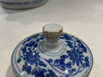 Une grande verseuse &agrave; vin couverte en porcelaine de Chine en bleu et blanc, &eacute;poque Transition