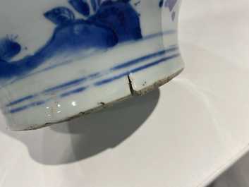 Une grande verseuse &agrave; vin couverte en porcelaine de Chine en bleu et blanc, &eacute;poque Transition