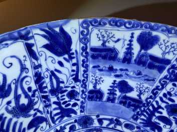 Un grand bol en porcelaine de Chine en bleu et blanc de type kraak, Wanli