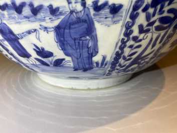 Un grand bol en porcelaine de Chine en bleu et blanc de type kraak, Wanli