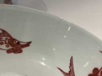 Een paar Chinese koperrode 'draken en karpers' kommen, Kangxi/Qianlong