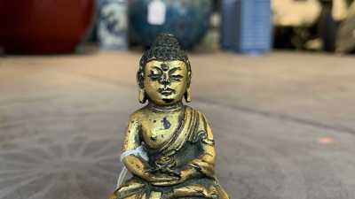 Une figure de Bouddha en bronze dor&eacute;, Sino-Tibet, Ming