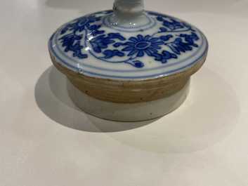Une grande verseuse &agrave; vin couverte en porcelaine de Chine en bleu et blanc, &eacute;poque Transition