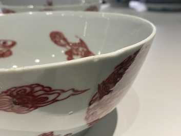 Een paar Chinese koperrode 'draken en karpers' kommen, Kangxi/Qianlong