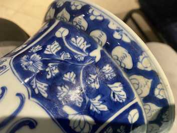 Un vase de forme 'gu' en porcelaine de Chine en bleu et blanc, Kangxi
