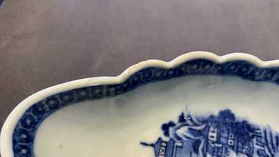 A composite 25-piece Chinese blue and white service, Qianlong