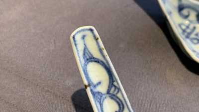 Veertien Chinese blauw-witte en ijzerrode lepels, Jiaqing, Daoguang en Tongzhi merk en periode en 20e eeuw