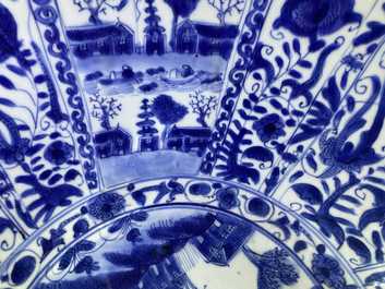 Un grand bol en porcelaine de Chine en bleu et blanc de type kraak, Wanli
