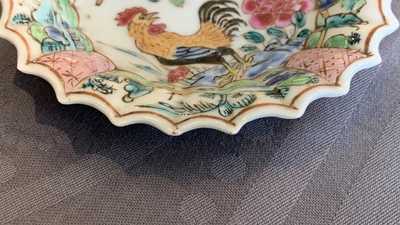 Une tasse et soucoupe de forme lob&eacute;e en porcelaine de Chine famille rose &agrave; d&eacute;cor de coqs, Yongzheng