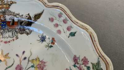 Een paar Chinese famille rose wapenborden voor de Deense markt, Qianlong