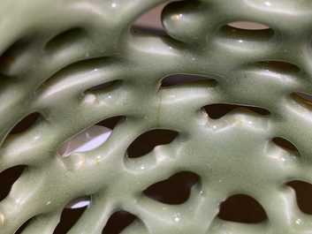 Een Chinese opengewerkte monochrome Longquan celadon penselenbeker, Ming