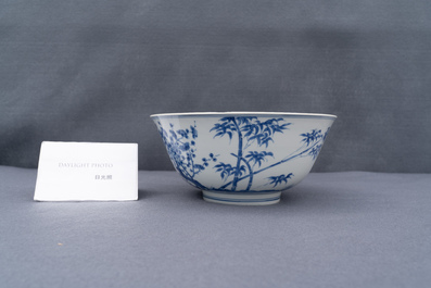 Een Chinese blauw-witte 'Drie vrienden van de winter' kom, Kangxi merk en periode