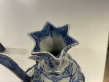 Een Chinese blauw-witte 'granaatappel' kendi, Wanli
