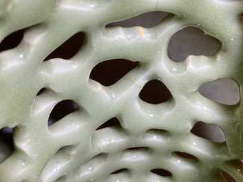 Een Chinese opengewerkte monochrome Longquan celadon penselenbeker, Ming