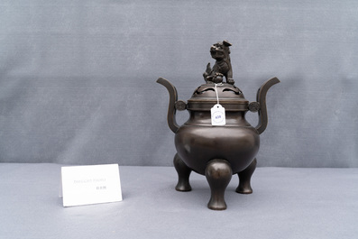 Un br&ucirc;le-parfum tripod couvert en bronze, Chine, marque de Qianlong, 19/20&egrave;me