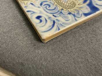 Een Chinese famille rose 'draken' plaquette, 19e eeuw