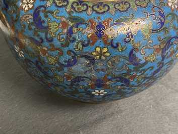Een Chinese cloisonn&eacute; waterkan, 18/19e eeuw