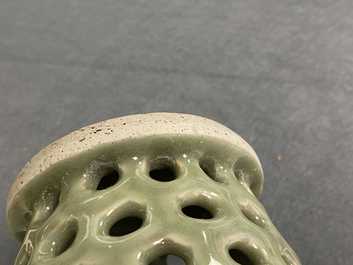 Een Chinese opengewerkte monochrome Longquan celadon penselenbeker, Ming