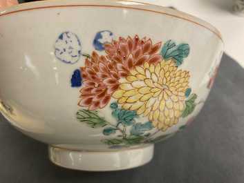 Een Chinese famille rose kom met floraal decor, Yongzheng