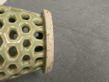 Een Chinese opengewerkte monochrome Longquan celadon penselenbeker, Ming