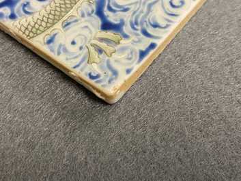 Een Chinese famille rose 'draken' plaquette, 19e eeuw